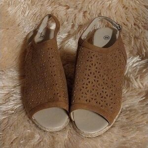 Ameri Mark Women Tan Linen Print 2" Wedge NWOT Size 8